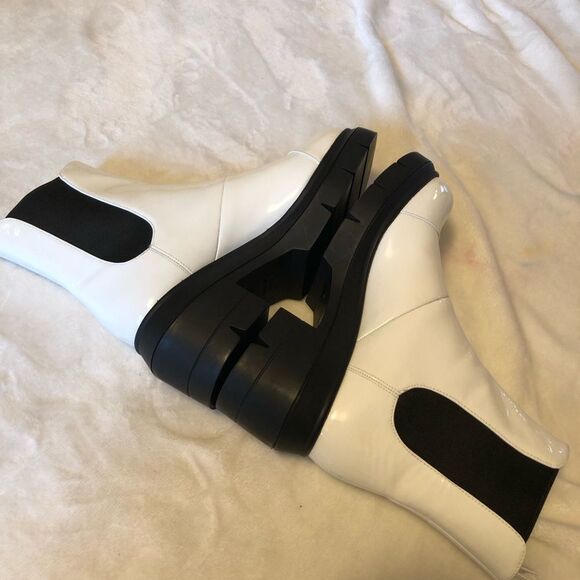 New Stuart Weitzman Norah Chelsea leather ankle Boot (Women), size 9c - Picture 4 of 14